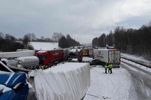 Dálnice D1 na Vysočině byla pro řidiče bílým peklem. Nehodu střídala nehoda