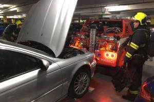 V garážích OC Nový Smíchov zasahoval vyprošťovací automobil pražských hasičů