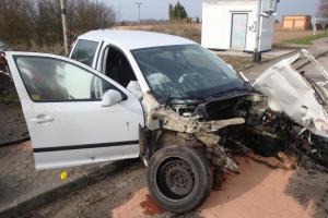 Srážka osobáku s vlakem. Motor škodovky odletěl na zahradu rodinného domu