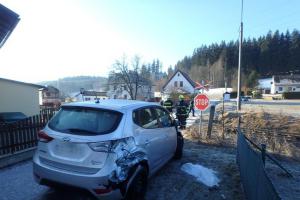Měl štěstí v neštěstí. Po střetu s vlakem v Hostinném řidič přežil