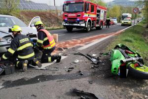 U dopravní nehody osobního auta a motocyklu byl nasazen i vrtulník