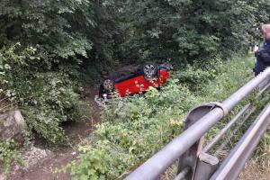 Trochu mrzuté ráno pro řidičku. Skončila s autem na střeše a pak v potoce