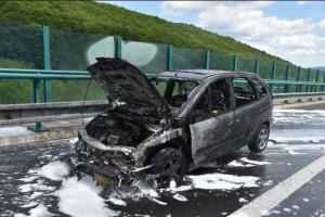 Rodina měla štěstí, hořící auto na dálnici D8 stačila včas opustit