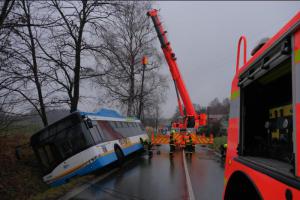 Vyprošťovák Bizon měl práci i o adventu. Tahal z bryndy autobus