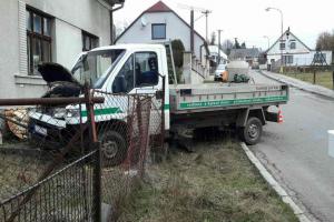 Řidič s vozem prorazil plot a skončil v plynoměrové přípojce
