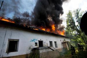 V Ostravě-Radvanicích pohltily plameny střechu domu