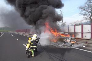 Plameny hořícího auta poškodily protihlukovou stěnu i vozovku
