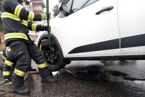 Tohle v plánu řidič asi neměl. S autem skončil na hydrantu
