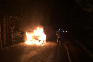 Motor při jízdě mezi Horní Jasenkou a Dušnou explodoval. Záhy auto pohltily plameny