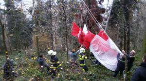 Paraglidistka uvízla v koruně stromu. Záchranu moc neumožňoval