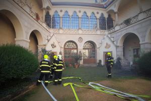 Na cvičný požár v žlebském zámku se sjely jednotky ze tří krajů Na cvičný požár v žlebském zámku se sjely jednotky ze tří krajů