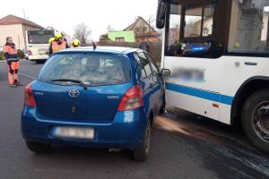 Osobní auto se srazilo v úterý ráno v Březové na Sokolovsku s linkovým autobusem