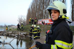 Trochu brzy na plavání. V Čelákovicích se mladík po skoku do Labe nevynořil