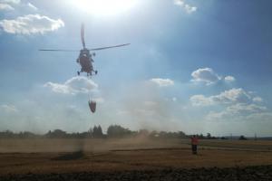 Požár pole u Zdib severně od Prahy hasil i armádní vrtulník