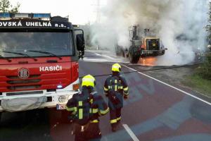 Na silnici u Vintířova na Karlovarsku hořel nakladač, škoda je půl milionu