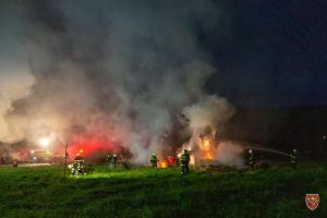 S požárem seníku ve Lhotce bojovalo osm jednotek hasičů (VIDEO)