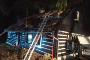Pět jednotek hasilo požár roubenky. Škoda za více než milion
