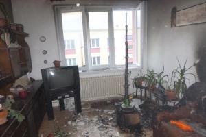 Mít doma ještě vánoční stromek se nevyplácí. V Trutnově hořel a škodil