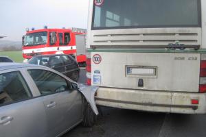 Osobní auto se zaklínilo do autobusu, ke zranění lidí nedošlo