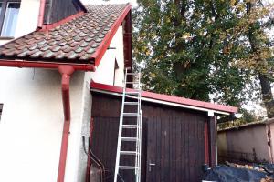 Hasiči zachránili v Raškovicích ženu, která spadla při úpravě sedlové střechy