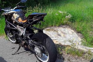 Motorkáři hořelo pod zadkem, stroj se vznítil za jízdy. Šťastný konec to nemá