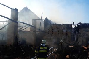 Při noční bouřce zapálil blesk stodolu. Koně v ohrožení