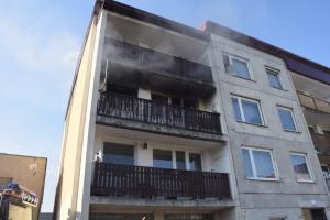 Při požáru bytu v Bystřici hasiči zachránili pět lidí. Dítě na balkoně