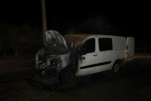 Zastav, hoří ti auto! Požár zničil přední část dodávky