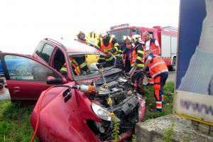 Hasiči vyprostili zraněného řidiče z havarovaného vozu na dálnici D1 Hasiči vyprostili zraněného řidiče z havarovaného vozu na dálnici D1