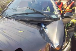 Auto skončilo napíchnuté na zábradlí, posádka naštěstí skončila bez zranění