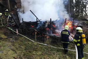 Požár chaty v obci Petrov zavinila neodborná instalace nejen topidla