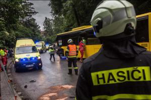 V dodávce cestovaly čtyři osoby. Tři se zranily po srážce s autobusem