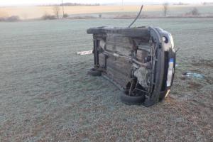 Řidič převrátil auto na bok, v šoku byl spolucestující a možná i pes