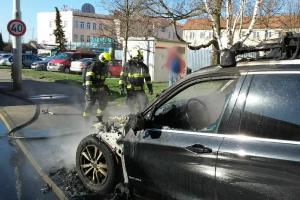 Ranní lítost řidiče v Brně. Shořelo mu auto za sakra hodně peněz!
