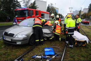 Po střetu automobilu a tramvaje hasiči museli vyprostit jednu osobu