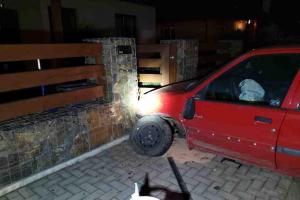 Řidič na Svitavsku "opřel" auto do elektrozvaděče a pak zmizel