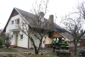 Požár garáže u rodinného domu v Medlově, plameny už olizovaly i střechu