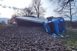 Nákladní automobil skončil v příkopu a náklad vysypaný na poli