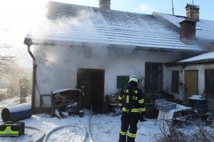 Smutný objev. Požár v Zárybničné Lhotě skrýval mrtvou osobu