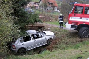 Nechtěná podzimní koupel. Fabia skončila v potoku, řidič v nemocnici
