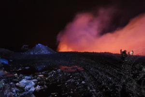 Makačka po celou noc: Hasiči likvidovali požár skládky u Zdechovic
