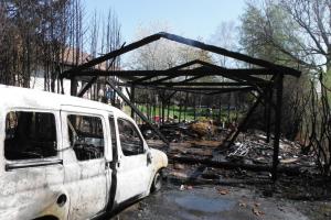 Shořela pergola a osobní vozidlo, hasiči zachránili rodinný dům