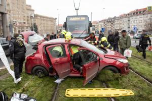 Po střetu tramvaje s osobním autem hasiči vyprostili jednu osobu
