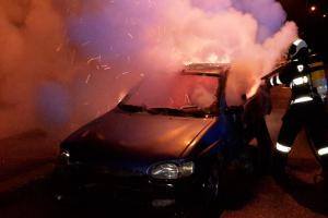 Z bláta rovnou do ohně. Majiteli před očima shořelo auto