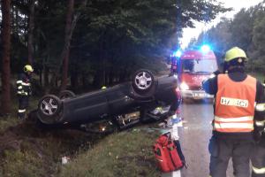 Auto na střeše, jedna osoba zraněna