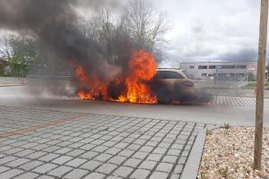 Policisté se snažili, ale Mercedes v Plané nad Lužnicí uhasili až hasiči