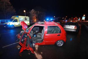 Po čelním střetu dvou vozidel v Kolíně hasiči vyprošťovali řidičku