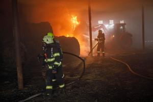 Zásah při požáru haly s balíky sena a slámy trval 27 hodin (VIDEO)