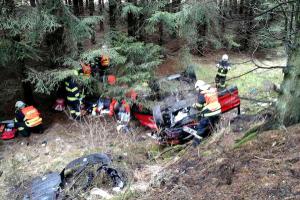 Auto se na Sokolovsku převrátilo na střechu, německý řidič zemřel