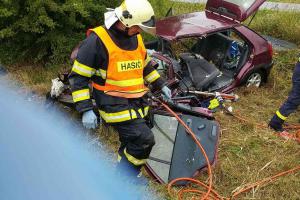 Při nehodě dvou osobních aut na Pardubicku zemřela řidička